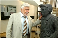 Ministerpräsident Alexander Schweitzer würdigt Mario Adorf als Weltstar mit rheinland-pfälzischen Wu