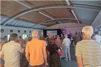 Mitsingkonzert im Bürgersaal Erpel begeistert Publikum mit Schlager und Kölschen Liedern