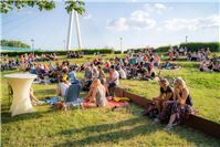 Mittwochs elektronische Klänge
und sommerlichen Flair genießen