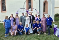 Möhnenclub Immerfroh feiert Hochzeit und begleitet Oberlahnsteiner Kirmesumzug trotz Regen