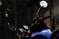 Motorradfahrer prallt gegen Schaufensterscheibe