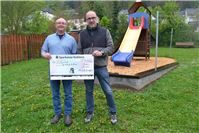 MühlenKINDER e.V. unterstützt Spielplatz in Kattenes mit 1.000 Euro