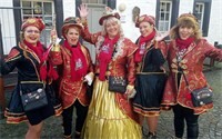Mülheimer Möhnen eröffnen die fünfte Jahreszeit im historischen Stadtkern