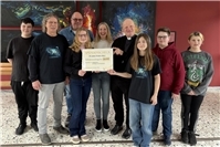 Musical-AG der Kurfürst-Balduin-Realschule Kaisersesch übergibt Spende an Pfarrei Heilige Maria