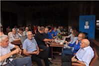 Nachbarn feierten ein Sommerfest mit Familien und Freunden