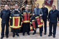 Neue Einsatzjacken für die Feuerwehrleute