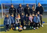 Neue Fleece-Mützen dank großzügigem Sponsoring