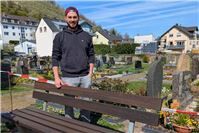 Neue Sitzgelegenheiten am Friedhof