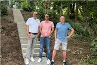 Neue Treppe verbindet Grundschule mit Schulwiese in Kettig