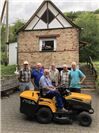 Neuer Rasentraktor im Einsatz