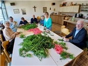 Neuwieder Kolpingfamilie bindet
500 Palmsträuße für den guten Zweck