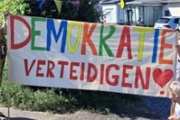 Omas gegen Rechts protestieren in Koblenz-Rübenach für Demokratie und Vielfalt