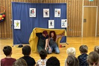 Präventionstheater „Die große Nein-Tonne“ an Grundschule Niederwerth stärkt Kinder