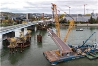 Präzisionsarbeit auf dem Rhein in Koblenz