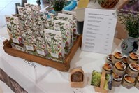 Regionalmarkt Ochtendung: Razejunge präsentieren Lavendelprodukte und Kräuterköstlichkeiten