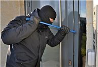 Schreckmoment bei der Heimkehr: Hausbewohnerin erwischt Einbrecher auf frischer Tat