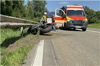 Schwerer Unfall auf der B49: Motorradfahrer verstirbt noch an der Unfallstelle