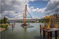 Schwergewichte im Einsatz: Neue Stahlteile für Pfaffendorfer Brücke eingehoben