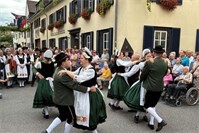 Senioren erleben fröhliches Moselfest in Winningen mit Musik und Begegnungen
