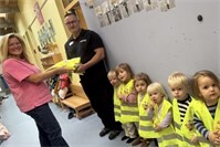 Sichtbar unterwegs: Kleine „Glühwürmchen“ in der Kita Sausewind