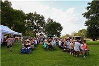 Sommerfest der Rheinfreunde lockt Besucher mit Flammkuchen und Feuerzauber