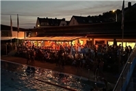 Sommernachtsparty im Freibad Linz begeistert Besucher mit Clubatmosphäre