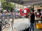 Spannende Bietrunde bei der Fundsachenversteigerung beim Jakobsmarkt