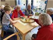 Spiel, Gesang und Gemeinschaft: Jung und Alt begegnen sich