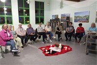 Stimmungsvoller Lichtergang der kfd Löf stärkt Gemeinschaft und Nachhaltigkeit