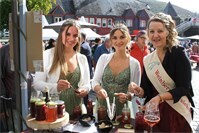Traditioneller Cochemer Erntemarkt mit leckeren Produkten 