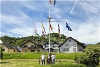 Traditioneller Fahnenmast verschönert den Ortseingang von Kobern-Gondorf