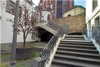 Treppe an der Dr -Erich-Franke-Gasse fast wie neu