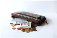 Unbekannter bestiehlt Senior: Portemonnaie mit über tausend Euro entwendet
