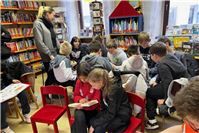 Viele Schulkinder
begeistert beim Schmökern