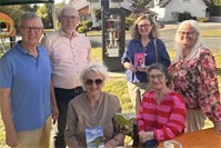 Wein-Lesung zur Einweihung des Bücherschranks am Akazienweg in Linz am Rhein