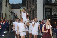 Weinfestival in Ernst begeistert Besucher mit leckerem Rebensaft und Livemusik