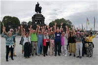 Weltlachtag 2026: Lachyoga-Aktion am Deutschen Eck in Koblenz