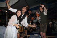 Zünftiges Oktoberfest mit bayerischer Musik und Biergenuss
