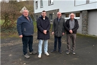 Zustand der L85: Guido Orthen informiert sich in Heckenbach