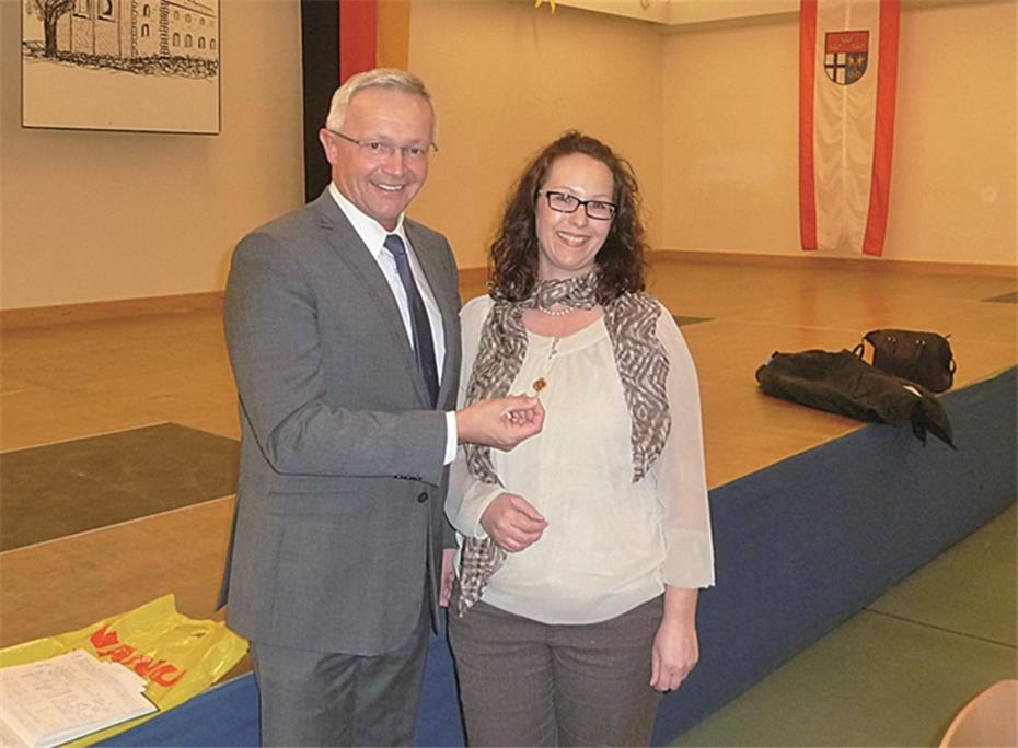 Vorsitzende Melanie Woelk mit der
Goldenen Nadel ausgezeichnet