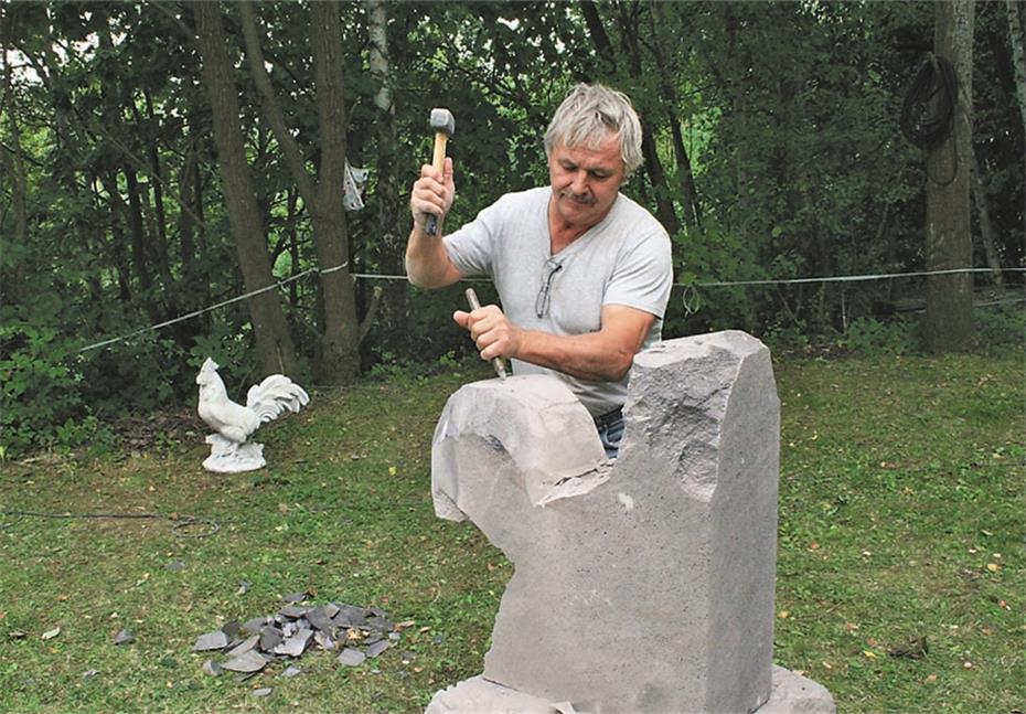 Steinmetze und Bildhauer arbeiten eine Woche lang auf der Mendiger Museumslay