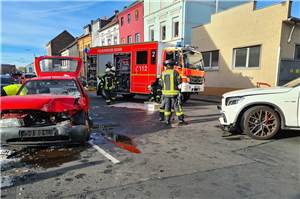 Autokollision in Bonn: Fahrer wird eingeklemmt