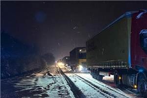 ADAC gegen generelles Lkw-Fahrverbot bei winterlichen Straßenverhältnissen