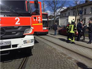 Bonn: Auto kollidiert mit Straßenbahn