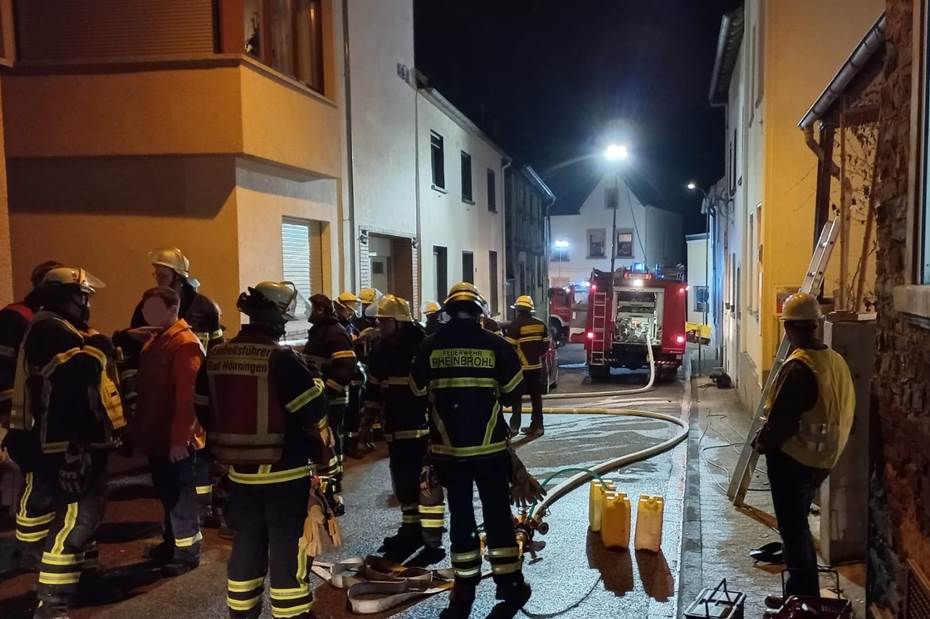 Wohnungsbrand in Rheinbrohl: Brandbekämpfung in eng bebauter Ortsmitte