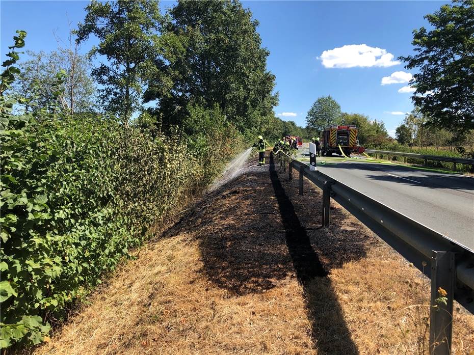 Dierdorf: Grünstreifen an B413 in Brand geraten
