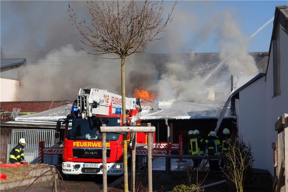 Dernbach: Weit über 100 Einsatzkräfte löschen Feuer in Bäckerei