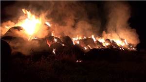 Brandstifter unterwegs: 18 Strohballen standen in Flammen 