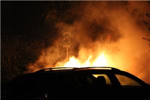 Flammen schlagen aus geparktem Auto