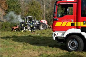 Traktor gerät beim Mähen in Brand